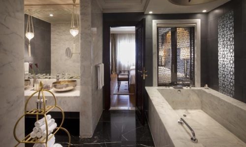 Luxury wellness interior designed by Ozge Fettahlioglu – biophilic hotel suite with timber, natural stone and greenery, by Cocoplum Wellness Design.